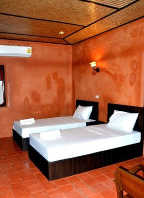 Desk, rollaway beds, free WiFi