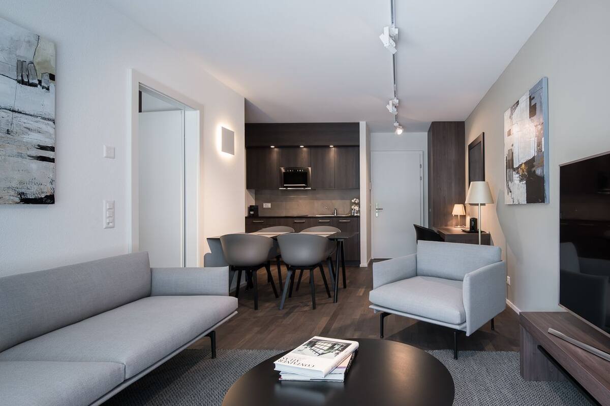 Apartamento estándar, balcón | Zona de estar | Una televisión de pantalla plana