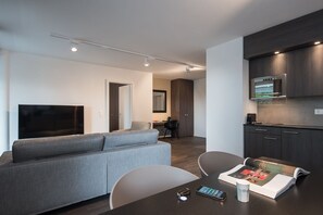 Apartemen Deluks, teras | Makan di kamar