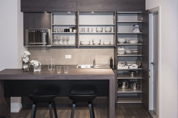 Lemari es, microwave, oven, dan kompor