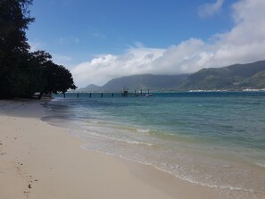 On the beach, rowing - Fairytern Chalets (Cerf Island)