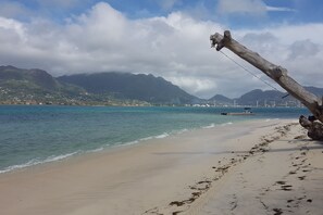 On the beach, rowing - Fairytern Chalets (Cerf Island)