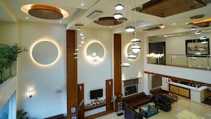 Bar-salon dans le hall