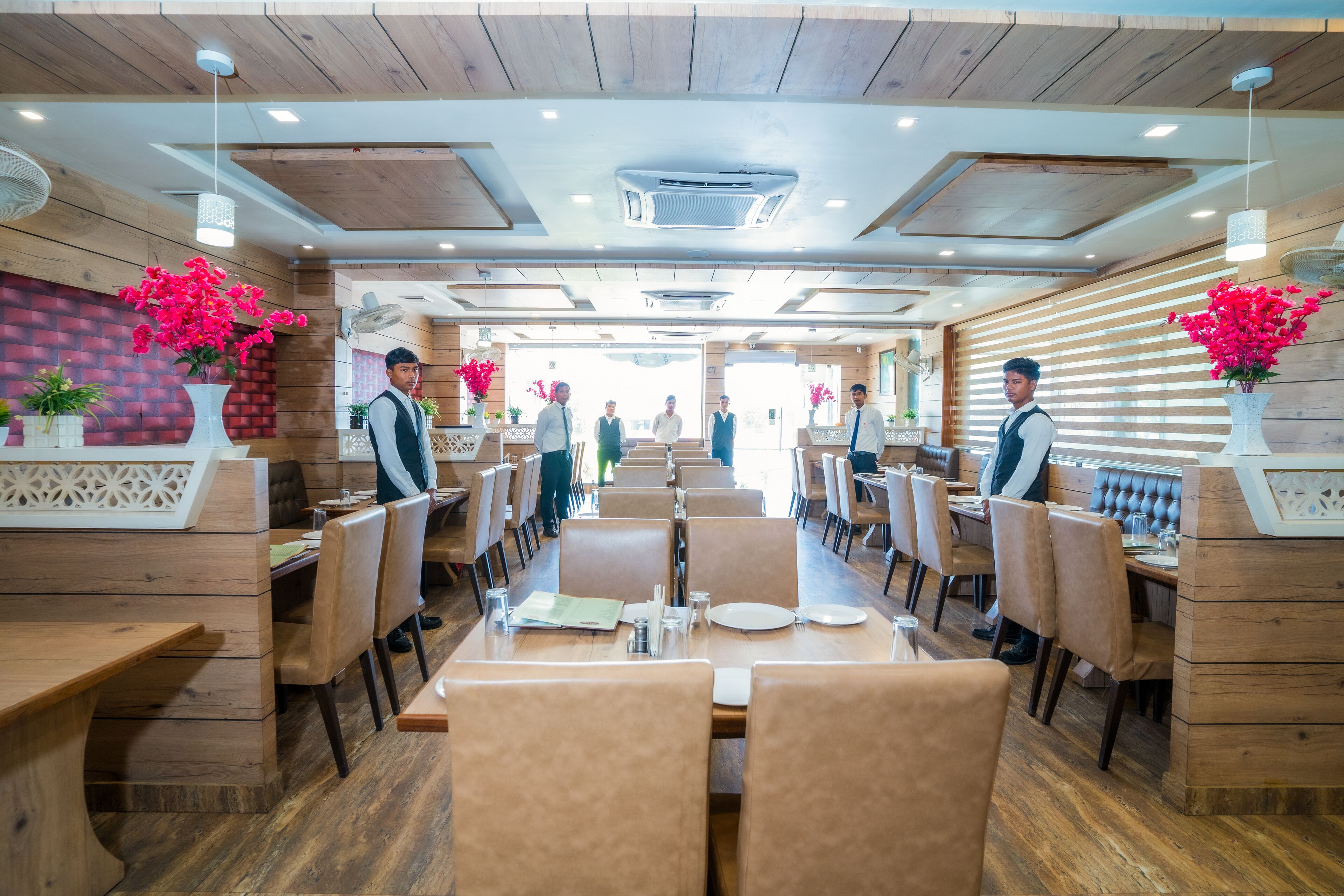 Breakfast, lunch, dinner served; international cuisine 