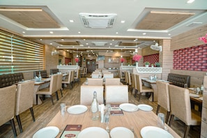Frukost (INR 200 per person)