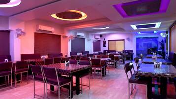 Breakfast, lunch, dinner served; international cuisine