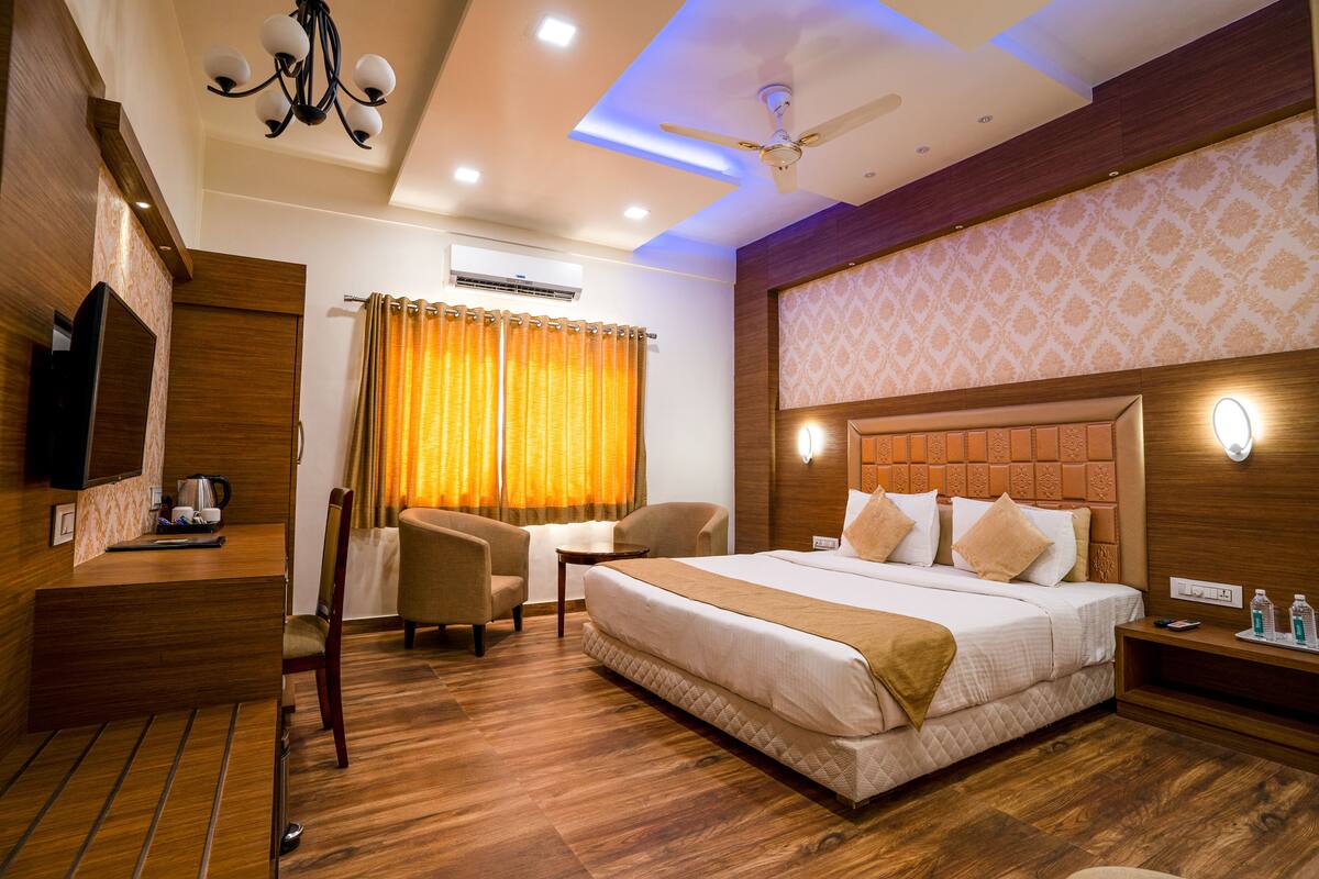 Club Room, 1 King Bed, Non Smoking, City View