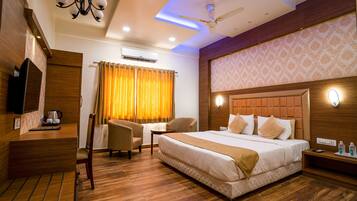 Club Room, 1 King Bed, Non Smoking, City View | Desk, soundproofing, iron/ironing board, rollaway beds