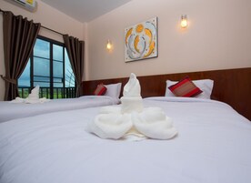 Twin room | Escritorio, cortinas opacas, camas supletorias y wifi gratis