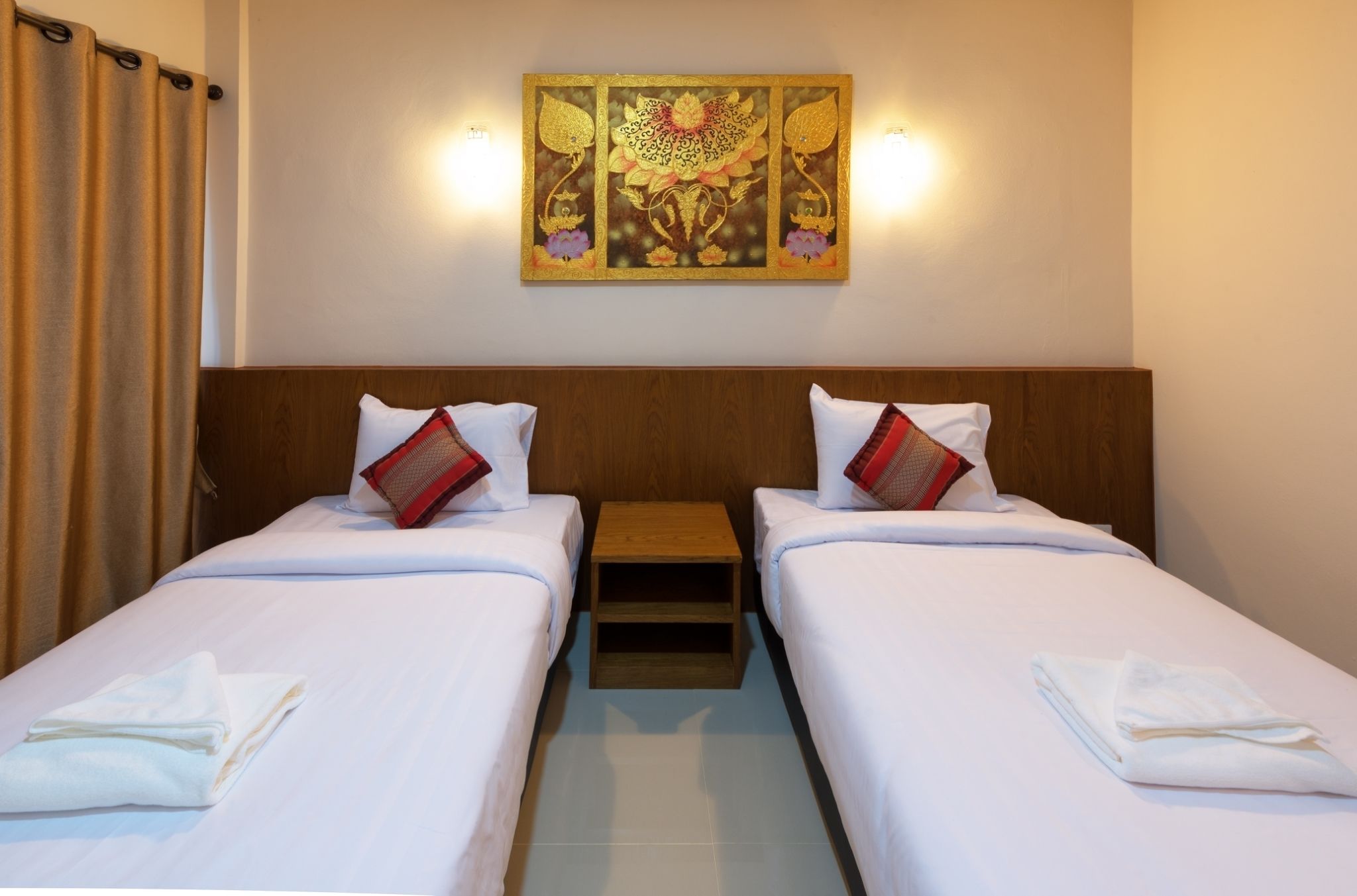 twin room | desk, blackout curtains, rollaway beds, free wifi