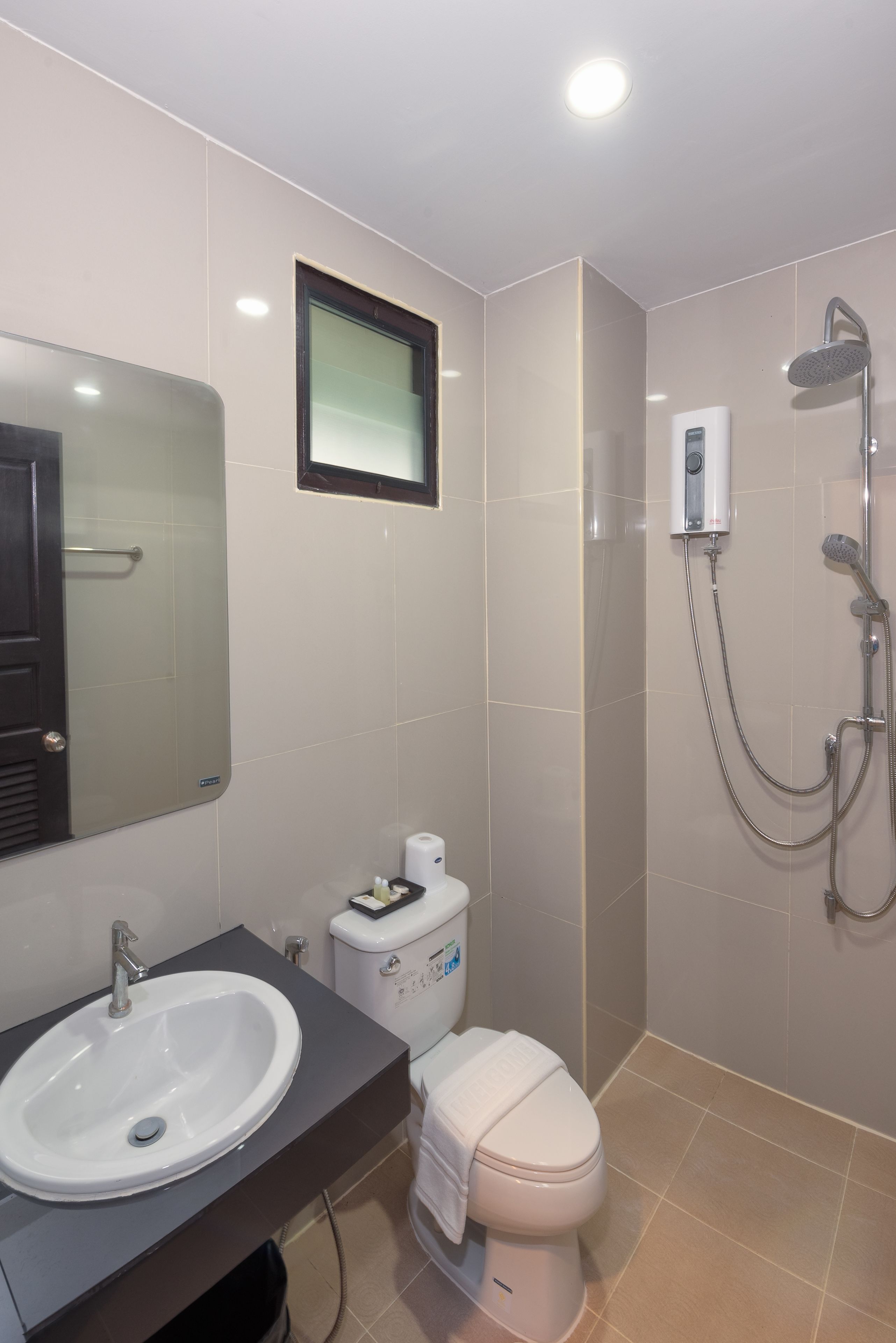 Shower, rainfall showerhead, free toiletries, towels