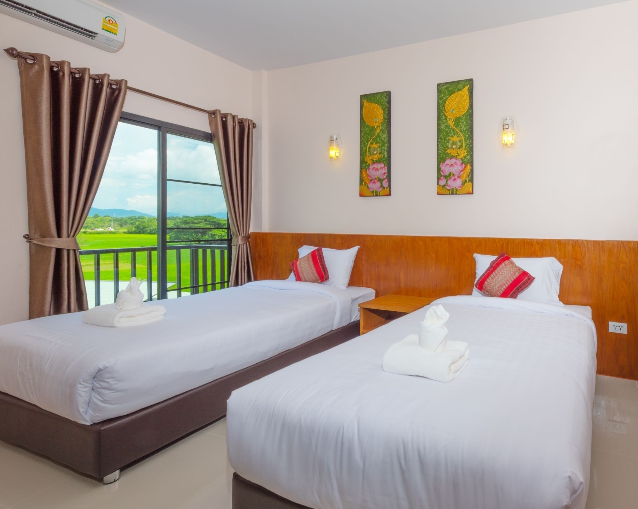 twin room | desk, blackout curtains, rollaway beds, free wifi