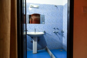 Ducha y bañera combinadas y artículos de higiene personal gratuitos