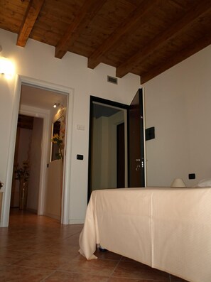 Quarto solteiro | Frigobar, cofres nos quartos, escrivaninha, quartos à prova de som