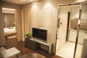 Deluxe Business Suite with Sea View | Living area | TV - Shenzhen U-Home Apartment Binhe Times (Shenzhen)