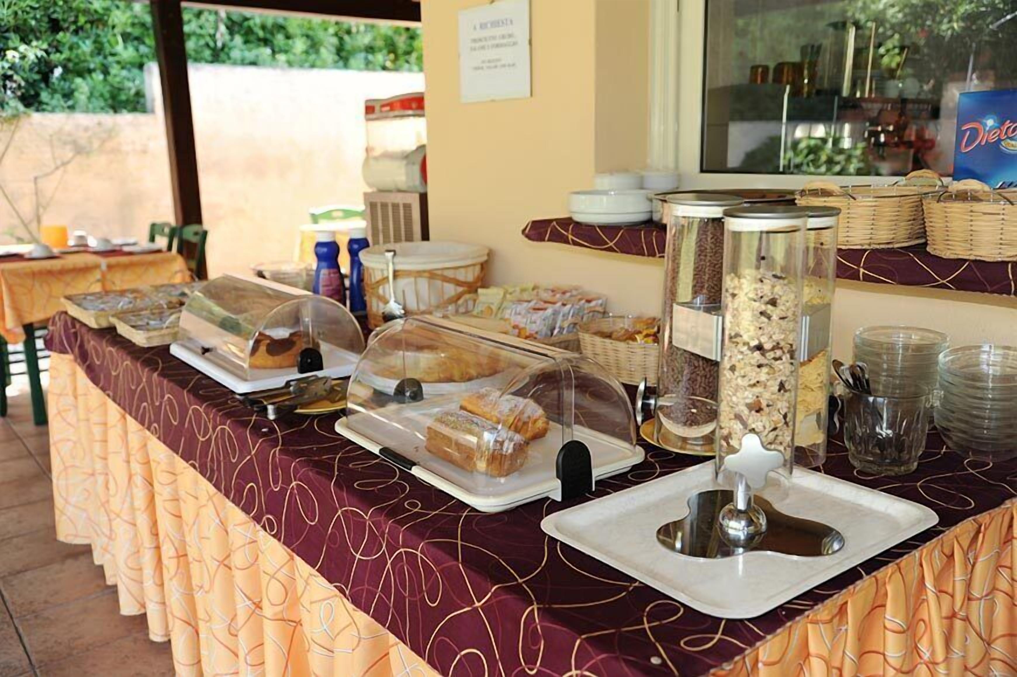 Ein reichhaltiges Buffet mit verschiedenen Speisen und Geschirr.