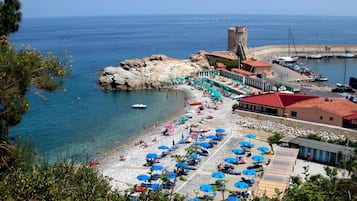 Una spiaggia nelle vicinanze