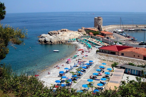 Una spiaggia nelle vicinanze