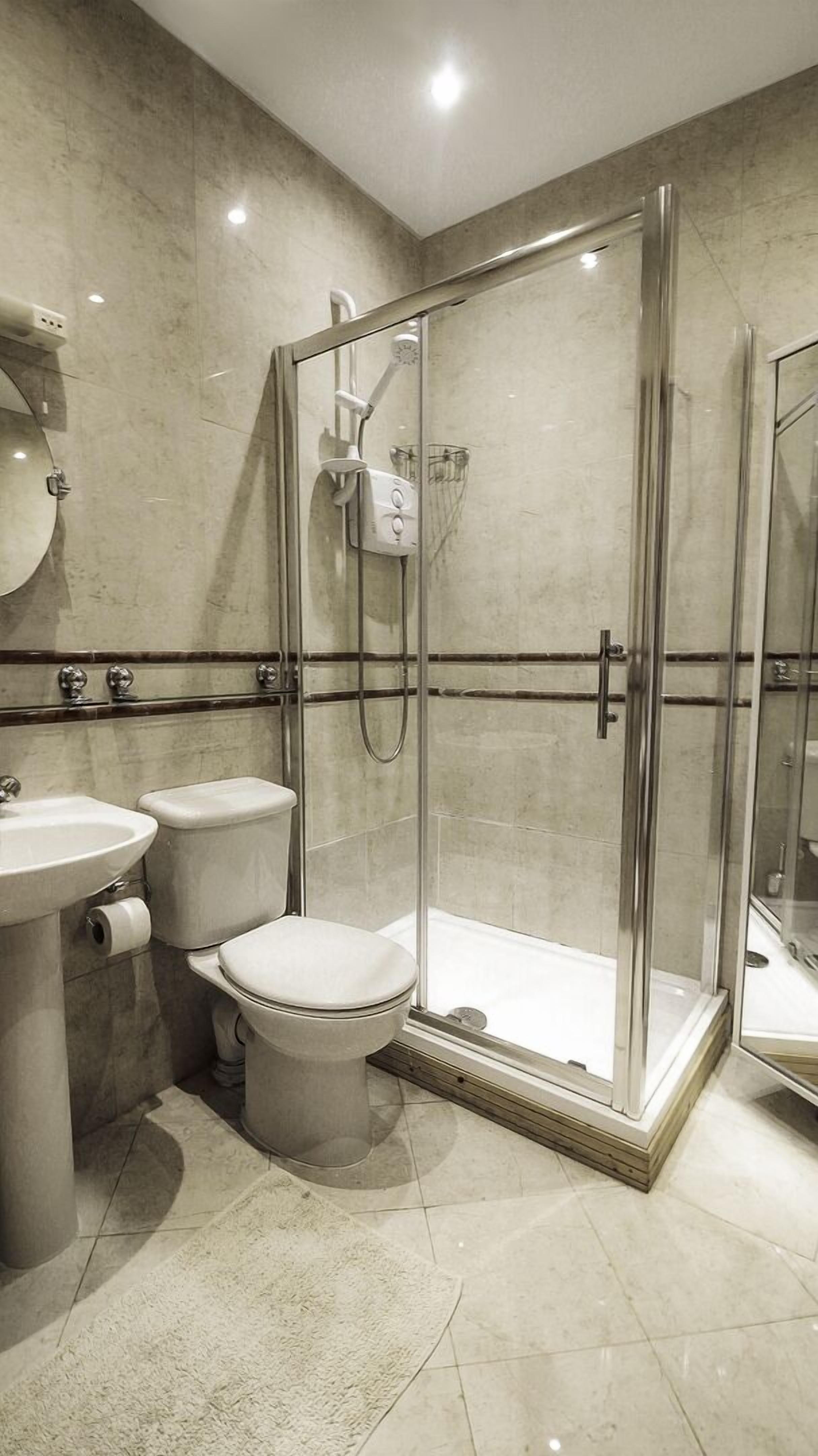 Deluxe Apartment, 2 Bedrooms | Bathroom | Shower, towels