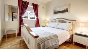 Deluxe Apartment, 2 Bedrooms | 2 bedrooms, iron/ironing board, cribs (free), WiFi (free) - Dun na Carraige (Galway)