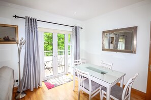 Deluxe Apartment, 2 Bedrooms | In-room dining