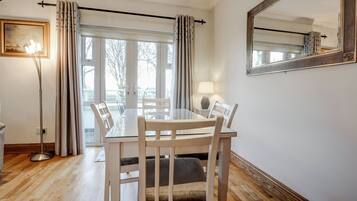 Deluxe Apartment, 2 Bedrooms | In-room dining