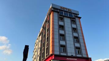 Vista frontal de la propiedad