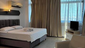 Habitación doble urbana | Ropa de cama de alta calidad y wifi gratis