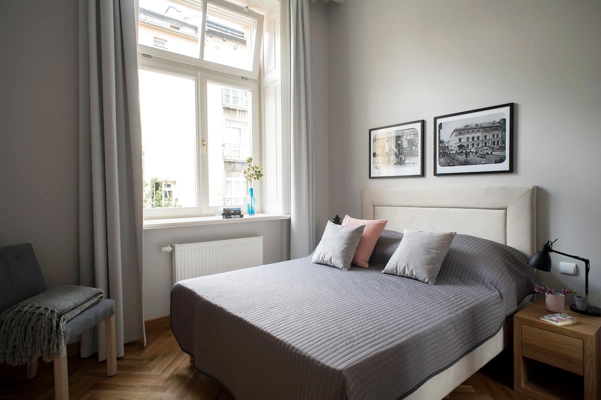 Leilighet – deluxe, 1 soverom | Sengetøy av topp kvalitet, safe på rommet og skrivebord