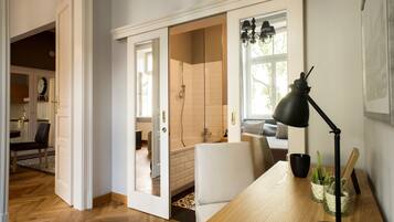 Superior Apartment, 1 Bedroom | Bathroom | Free toiletries, hair dryer, towels