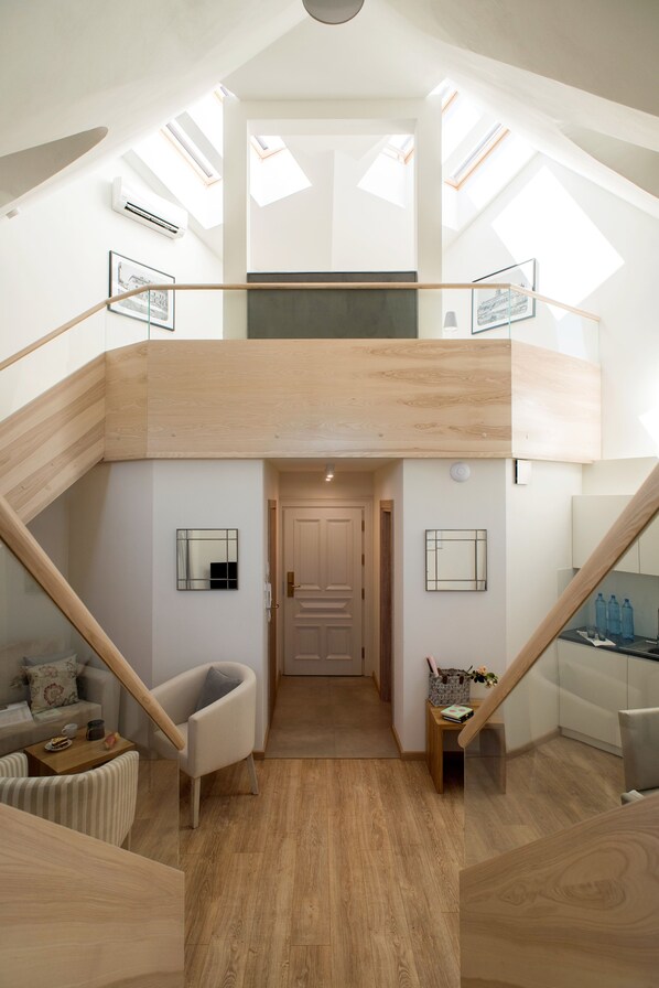 Lägenhet Deluxe (Two-Level) | Sängtillbehör av högsta kvalitet och värdeförvaringsskåp på rummet