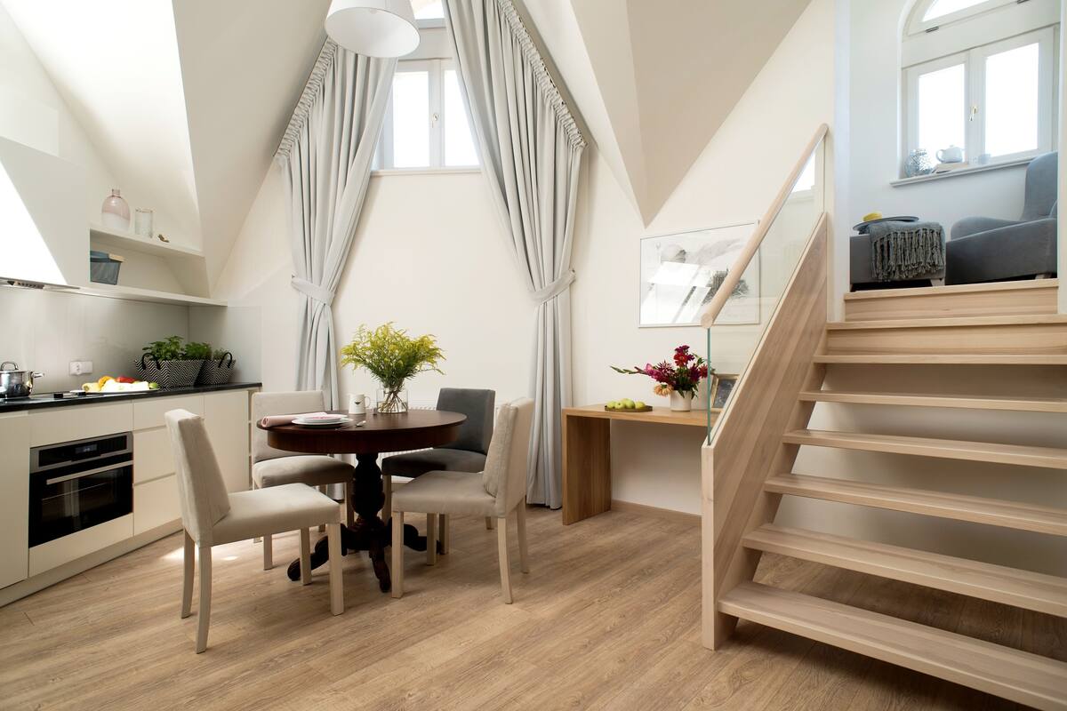 Leilighet – deluxe (Two-Level) | Sengetøy av topp kvalitet, safe på rommet og skrivebord