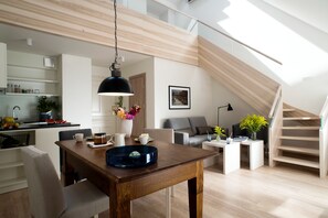 Lägenhet Deluxe (Two-Level) | Sängtillbehör av högsta kvalitet och värdeförvaringsskåp på rummet