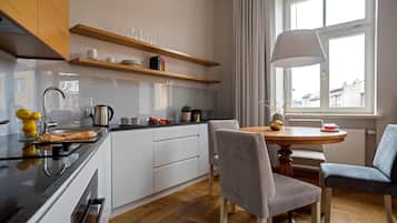 Superior-Studio | Eigene Küche | Kühlschrank, Ofen, Herdplatte, Geschirrspüler