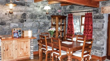 House, 2 Bedrooms | In-room dining