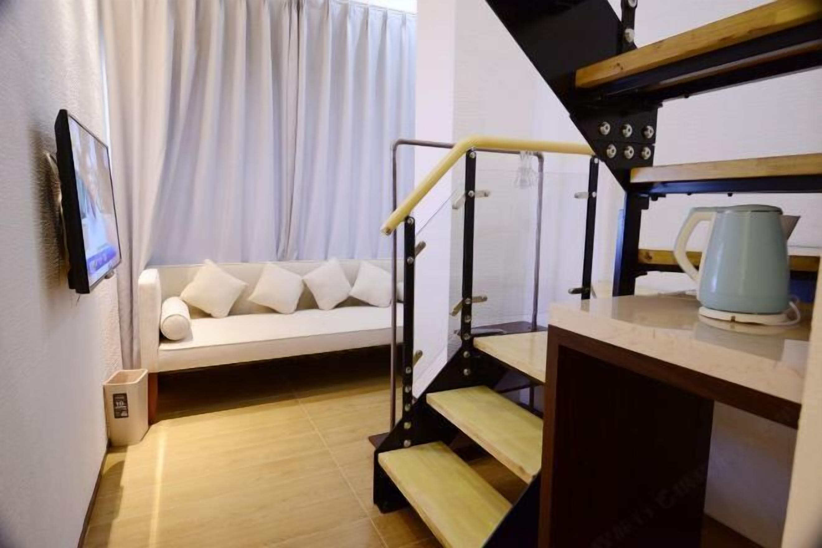 办公桌、遮光窗帘、熨斗/熨板、免费 WiFi