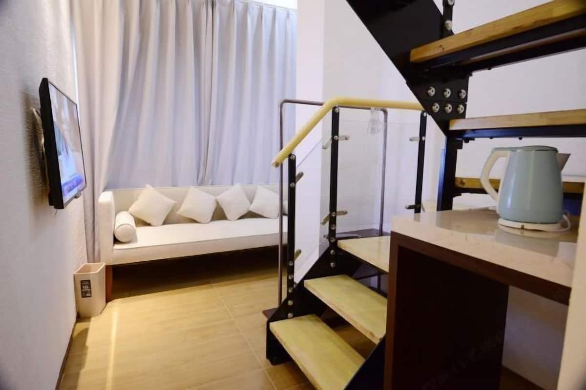 Escrivaninha, cortinas blackout, ferros/tábuas de passar roupa