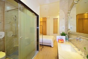Shower, perlengkapan mandi gratis, pengering rambut, dan sandal