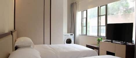 Skrivebord, blendingsgardiner, strykejern/-brett og wi-fi (inkludert)