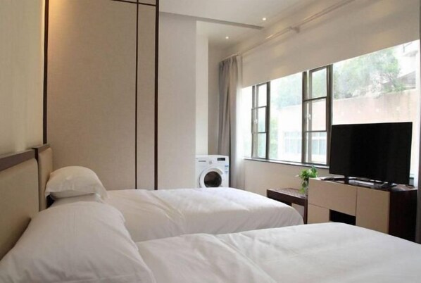 Escritorio, cortinas blackout y tabla de planchar con plancha 