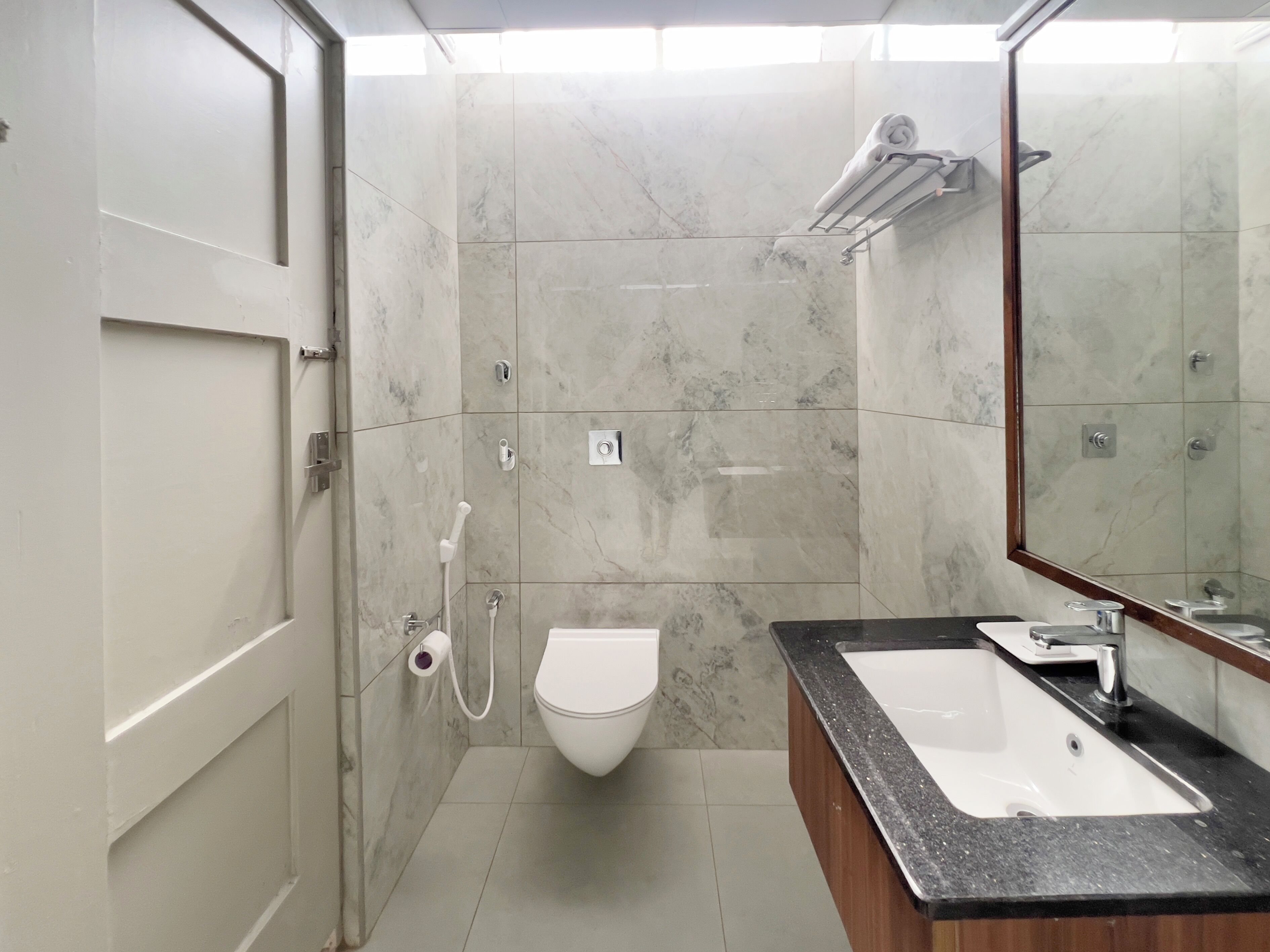 Dusche, Regendusche, kostenlose Toilettenartikel, Handtücher