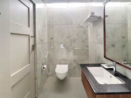 Shower, rainfall showerhead, free toiletries, towels