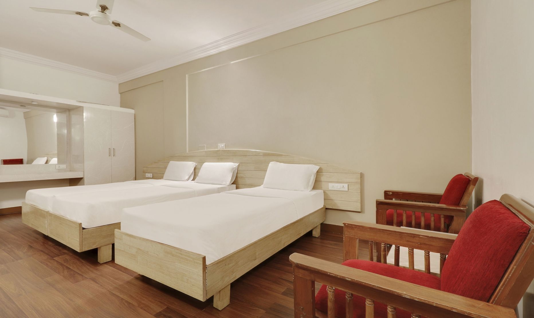 Ropa de cama de alta calidad, cubrecamas y muebles diferentes 