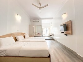 Rúmföt af bestu gerð, dúnsængur, sérvalin húsgögn, skrifborð