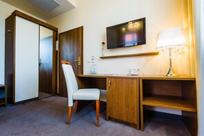 标准单人房 | 高档床上用品、办公桌、隔音、熨斗/熨板