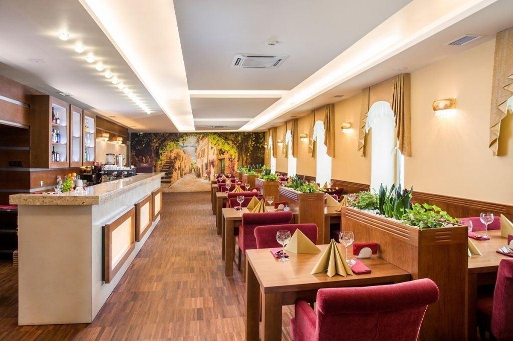 lunch and dinner served, international cuisine