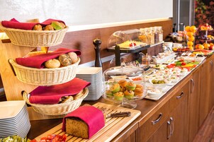 逢周一至周五供应自助式早餐（每人 PLN 35）