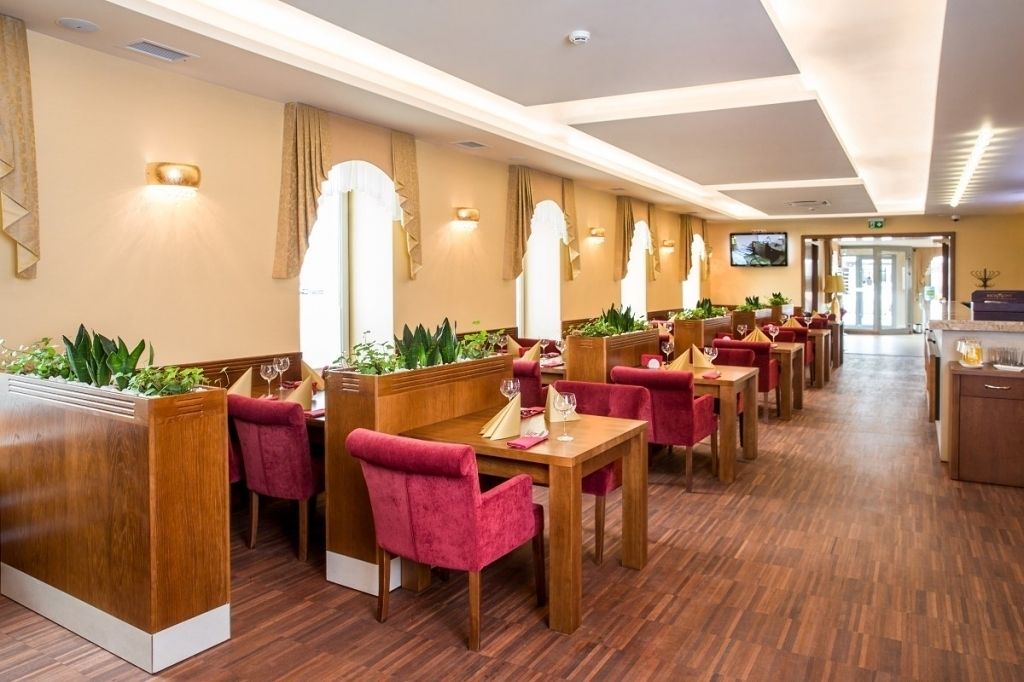 lunch and dinner served, international cuisine