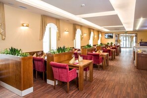 Lunsj og middag serveres, internasjonale retter