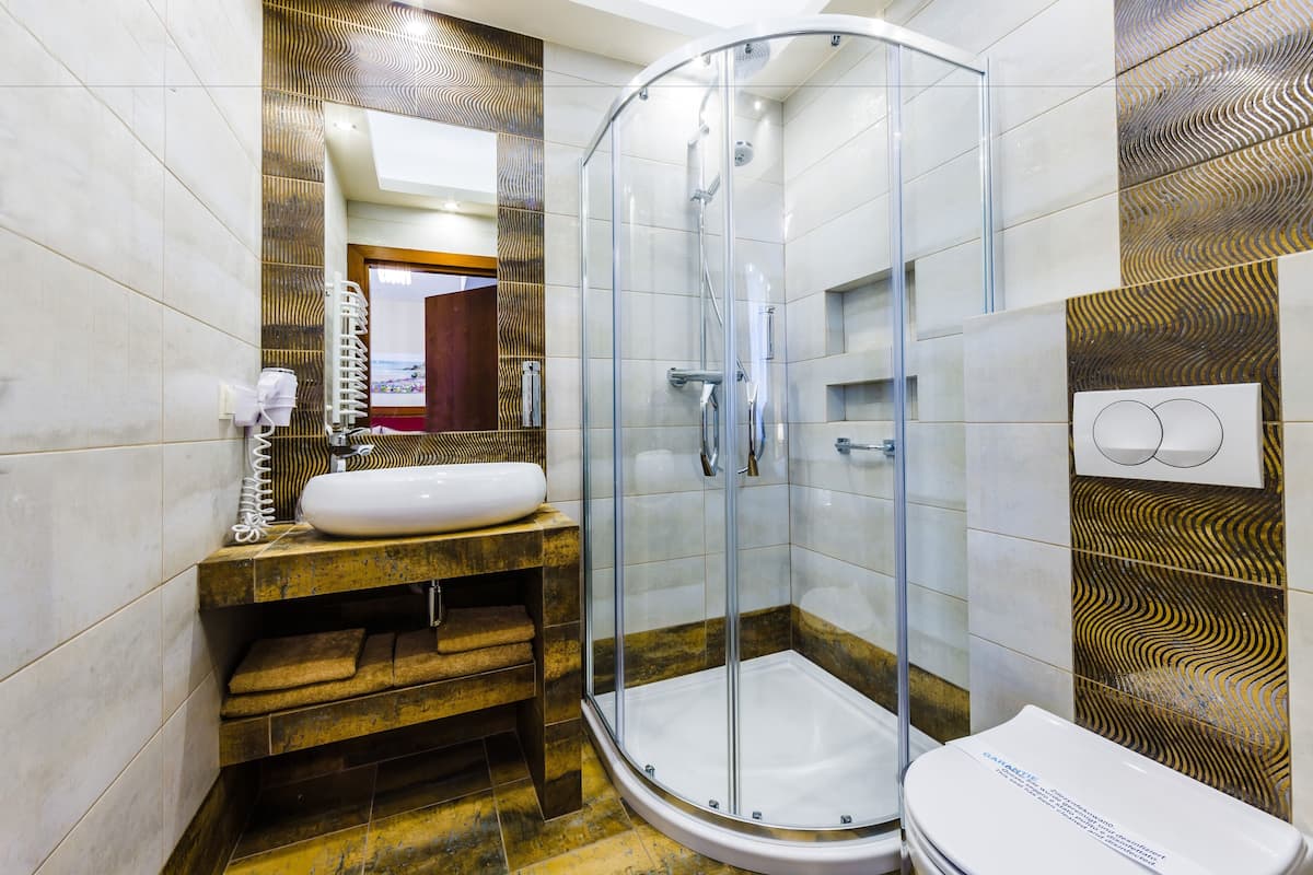 family studio | bathroom | shower, free toiletries, hair dryer, towels
